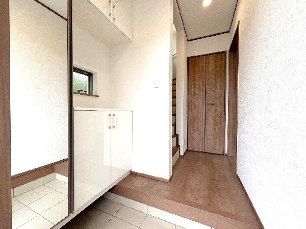 散らかりがちな玄関もスッキリと保てる玄関収納は、家の中に入る時一番最初に目に付く場所だからこだわりたいですよね！落ち着いた雰囲気の色目が、お部屋の雰囲気をそのまま表している家の顔です。