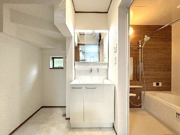 ゆとりの洗面スペースで朝の身支度も快適スムーズに。鏡の裏にはたっぷりと収納スペースを標準装備！