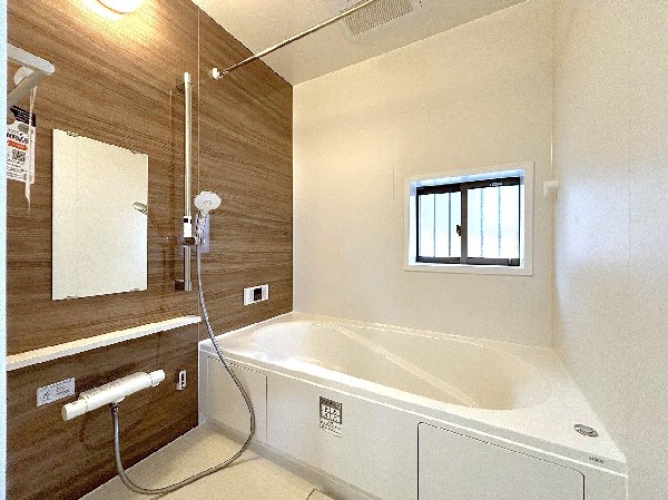 ご家族との憩いの場として、一日の疲れを癒す場として、ゆったりと足を伸ばしてくつろげる綺麗で清潔感のある色味の浴室。