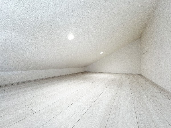 想い出の品、趣味の物などの収納に便利なグルニエ付（小屋裏収納）です。その分、居室空間を、広く快適に使えます。その他シーズン品など、使い方はさまざまです。
