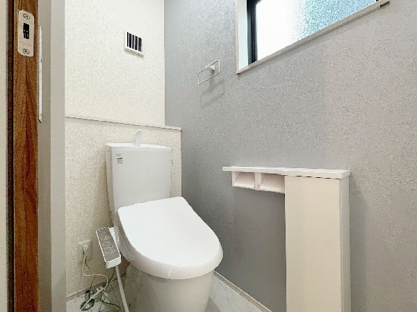 ウォシュレット、暖房便座機能付のトイレです。従来型に比べ節水効果があり、お手入れもしやすいので、家計も家事の負担も軽減してくれます。 