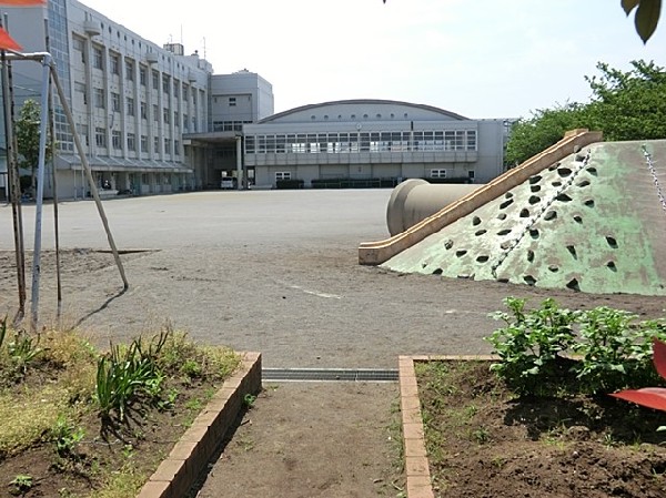 周辺環境:殿町小学校(川崎市でもっとも海に近い学校です。学校教育目標は「学校大好き、この町大好き、未来へつなげ、殿町小学校」です。)