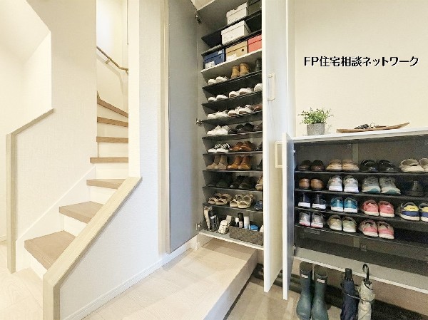 【シューズボックス】  本画像はAIがCGで靴を作成しており、実際の現地に靴は設置されておりません。また、販売価格に靴等は含まれておりません。