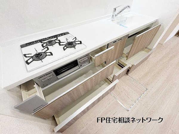 足元まで無駄なく使える大容量のスライド収納に加え、床下収納も完備。調理器具やストック品をたっぷりしまえるので、ワークトップはいつもスッキリ。