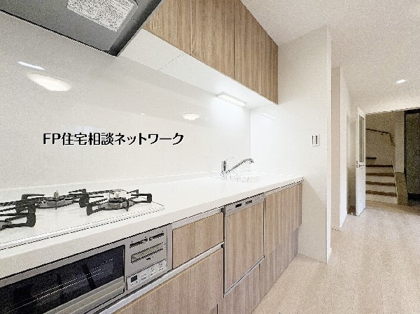 家事の負担を大幅に減らす食器洗い乾燥機を標準装備。三口コンロやグリルも完備し、複数の料理も効率よく作れます。収納力も高く、調理器具やストック類をすっきりと片付けられる機能的なキッチンです。