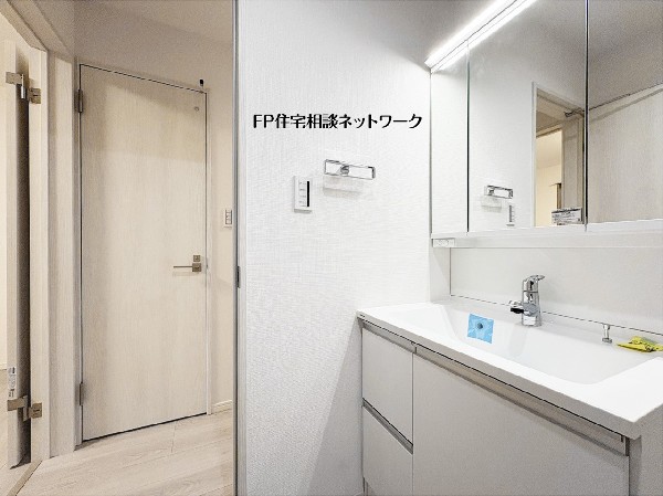 収納力豊富な三面鏡付きの洗面化粧台。鏡裏には散らかりがちな小物や化粧品をたっぷりしまえるので、いつでもスッキリとした空間を保てます。明るい照明と大きな鏡で、忙しい朝の身支度もスムーズに整います。