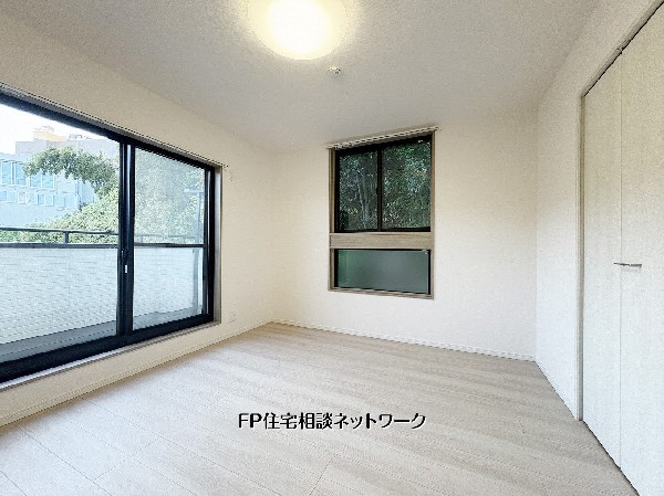 2面採光で陽光あふれる、ゆとりの7帖洋室。大型クローゼット完備で収納力が高く、住空間をすっきり保てます。窓の外に広がる緑を眺めながら、プライベートな時間をゆったり過ごせる主寝室に最適な一室です。