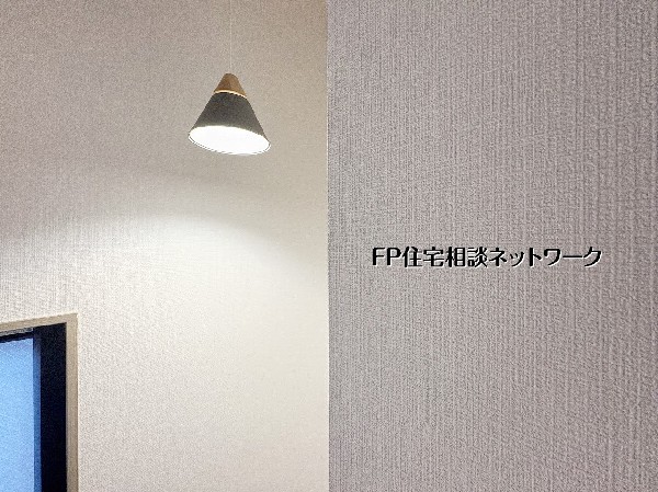 シンプルな白いクロスのアクセントになる、北欧風デザインのペンダントライト。温かみのある灯りが階段スペースを優しく包み込み、毎日の暮らしに彩りを添えます。