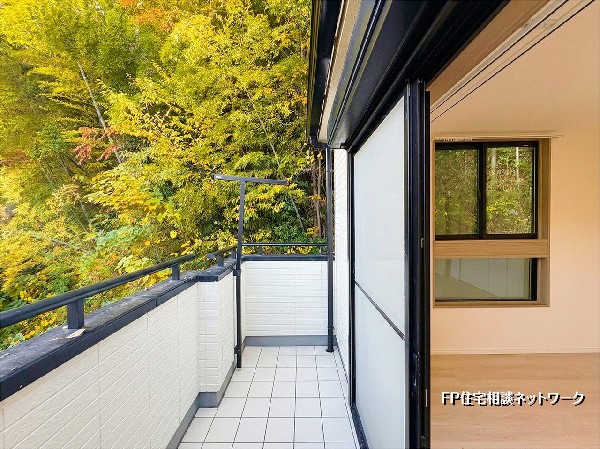 外観:緑豊かな森を望む、陽光あふれる住まいです。四季折々の景色が楽しめる大きな窓と、自然に包まれたバルコニーが魅力。静かで心安らぐ環境で、癒やしの新生活を始めませんか。