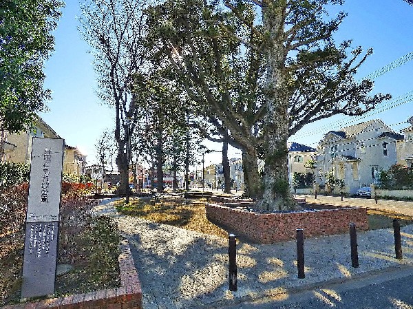 周辺環境:井田こもれび公園(樹木が立ち並び、木漏れ日を愉しめる公園。都会の騒がしさから解放される、大人も癒される落ち着きある空間が広がります。)