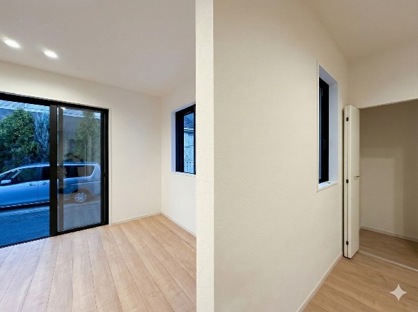 なにかと物が溢れがちなリビングに、マルチにご使用いただける収納スペースを設けました！お子様のおもちゃやお掃除用具、書類関係などもスッキリ片付けておけるのでごちゃごちゃせず、リビングが広々使えます