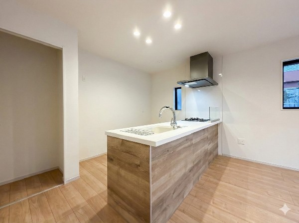 毎日使うキッチン周りが綺麗で清潔に保たれていると、お料理を作るのも楽しくなりますよね。おしゃれなペンダントライトや飾り棚など、機能性とデザイン性を持たせたキッチンで気持ちよくお料理が出来そうです。