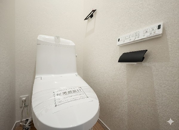 洗浄機能付き便座を標準装備。冬の寒い時期には暖房機能も活躍。快適にご利用いただけます。また、タンク奥のスペースを利用してちょっとした収納を造作することも可能。トイレットペーパーなど効率的に収納できます