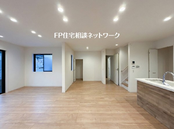 大切なご家族が集まるからこそLDKにはこだわりたいですよね！休日はおひさまの光をたっぷりと取りこめるリビングでゆったりと過ごしませんか？子供たちが元気に笑いながら走り回っている姿が目に浮かぶ空間です。