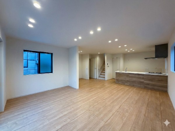 家族の一体感を感じられる広々としたスペース。家族と過ごす時間を大切にする方にピッタリのゆとりの住空間です。お子様が元気に走り回っても安心して見守れます。家族の笑い声が今にも目に浮かびそう。