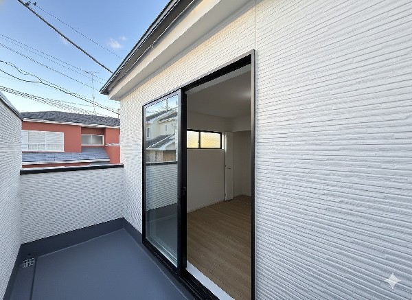 外観:南からの明るい光が差しこむ陽だまりの空間。南に大きく面したバルコニーでお洗濯も干せばあっという間に乾きそうで家事もスムーズにこなせますね！乾いたお洗濯物からは太陽の匂いが感じられる心地よさ。