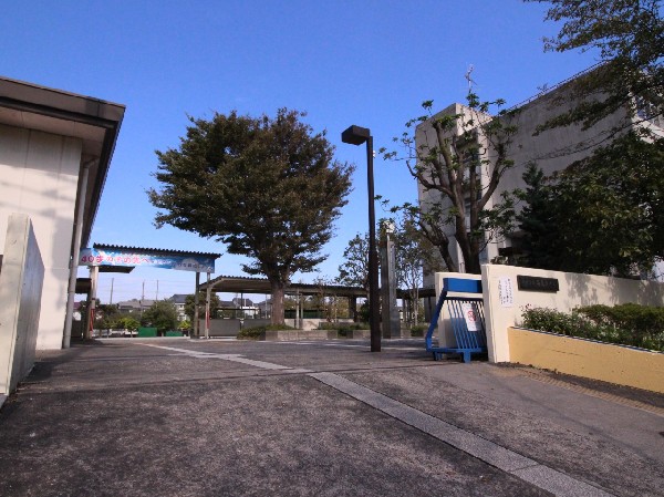 周辺環境:川崎市立白鳥中学校 (学校教育目標は「知・徳・体・美の調和のとれた人間形成をめざす」)