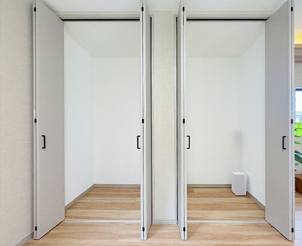 全居室には大型の収納クローゼットを完備。普段使いのお洋服や小物はもちろん、季節物のお洋服などもしっかりと整理整頓出来る。居室空間を隅々まで使えるのが嬉しい。