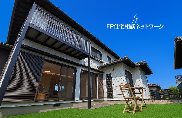 外観:鷺沼駅より徒歩圏に人工芝の広いお庭付きのお住まい！豊かな自然と、高台の開放感に満ちたエリア。都心へのダイレクトアクセスと、この恵まれた住環境、ここなら両方が叶う。