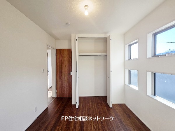 全居室には大型の収納クローゼットを完備。普段使いのお洋服や小物はもちろん、季節物のお洋服などもしっかりと整理整頓出来る。居室空間を隅々まで使えるのが嬉しい。