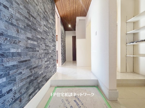 玄関ホールがスッキリ広々としていると帰る時も出ていく時も気持ちが良い。来客を出迎える玄関が綺麗ならその家の印象が良くなる。