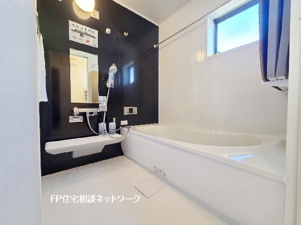 ゆったり入れる一坪バス。足を伸ばして入れるサイズは一日の疲れを癒すのに嬉しい広さ。お子様と一緒の入浴でも充分な広さです。