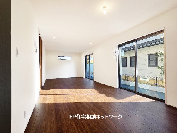 19.88帖の広々LDK。ダイニングテーブルやソファーなどの家具もしっかりと配置できます。ゆったりとした広さの空間でご家族だんらんの時間をお過ごしください。