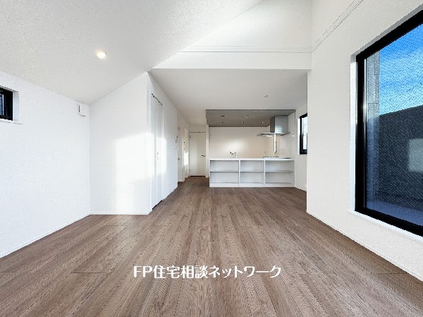 オープンな空間を生み出す、広がりとゆとり。家族と過ごす時間を大切にしたい方にぴったりのゆとりある住空間です。