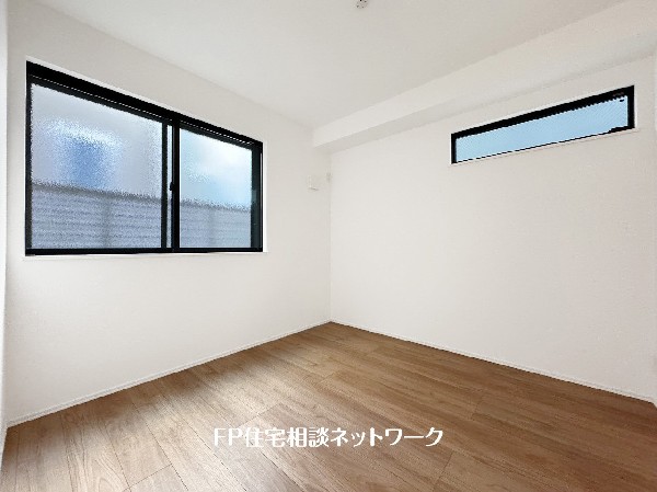 光を取り込みやすい2面採光の居室は日当良好。クローゼットの完備で収納スペースも十分。お子様にとっての「自分の部屋」。学習デスクやベッドの配置もラクラクです。