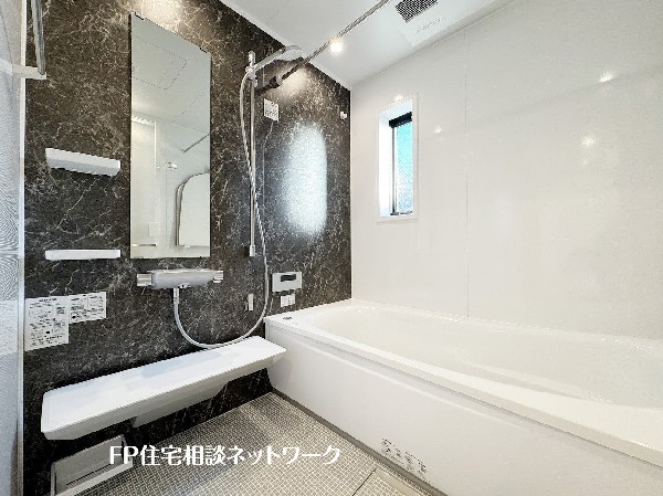 ゆったり入れる一坪バス。足を伸ばして入れるサイズは一日の疲れを癒すのに嬉しい広さ。お子様と一緒の入浴でも充分な広さです。