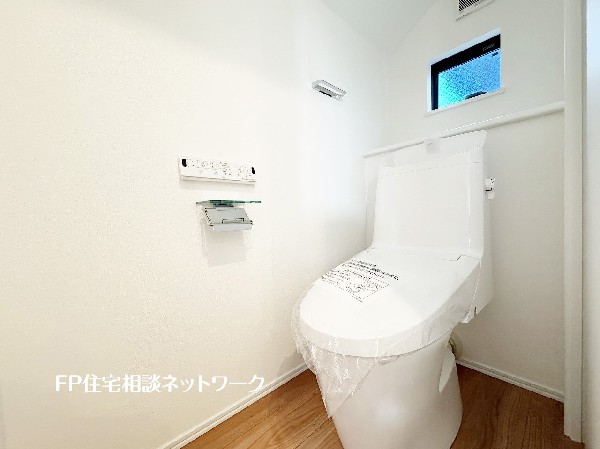 ウォシュレット、暖房便座機能付のトイレです。従来型に比べ節水効果があり、お手入れもしやすいので、家計も家事の負担も軽減してくれます。