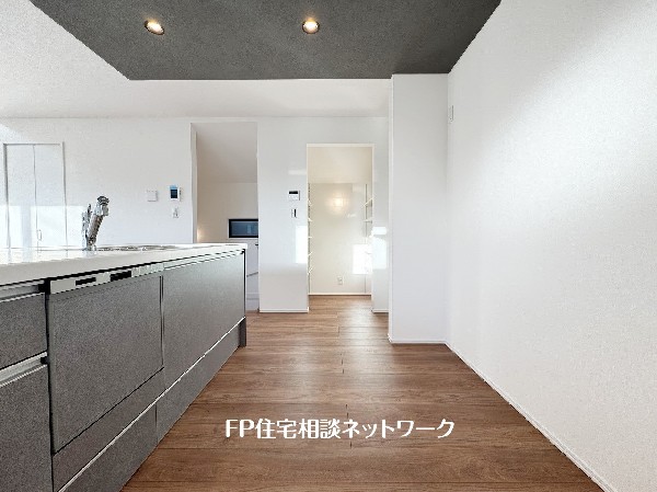 広々キッチンは収納も大容量。お鍋やフライパン、油や調味料はもちろんのこと、ビールや非常食なども収納できるほどの収納スペースを確保しています。