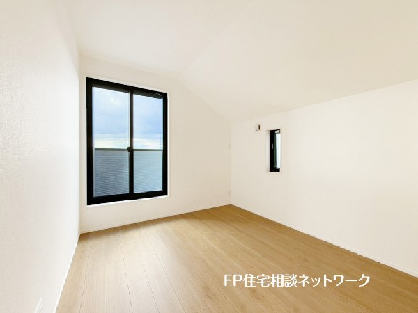 光を取り込みやすい2面採光の居室は日当良好。クローゼットの完備で収納スペースも十分。お子様にとっての「自分の部屋」。学習デスクやベッドの配置もラクラクです。