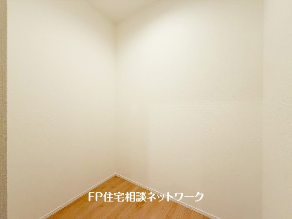 ウォークインクローゼットのある住まいで収納上手な生活を実現。衣類だけでなく、箱物や思い出の品もたっぷり収納できます。