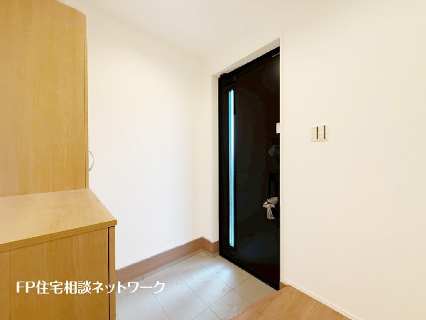 玄関ホールがスッキリ広々としていると帰る時も出ていく時も気持ちが良い。来客を出迎える玄関が綺麗ならその家の印象が良くなる。