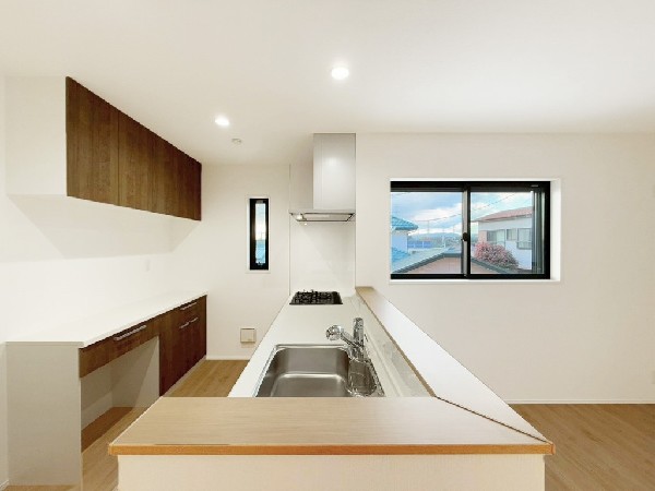 対面式のカウンターキッチンですので、出来上がったお料理をカウンターに並べてお子様が運ぶなど、お手伝いの時間も増えそうですね。