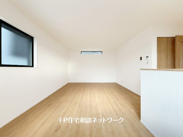 想像以上の質感が訪れる者の心を離さない。フローリング素材、窓の配置、壁面タイル、カラーバランス、どれをとってもワンランク上の仕上がり。