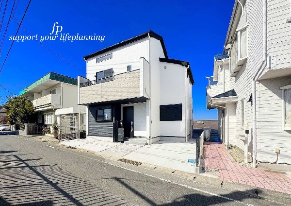 外観:【類似外観同仕様】施工例のため分譲中の建物とは外壁、屋根開口部等の形状・仕様が異なります