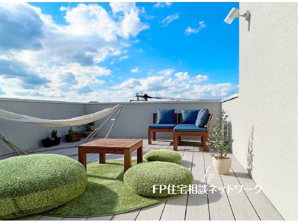 外観:思わず大きく深呼吸したくなるバルコニーは空を青く、近く、広く感じる。周囲には高い建物のないエリアだから、広く見渡せる。解放感を求めている方にはピッタリの物件です。