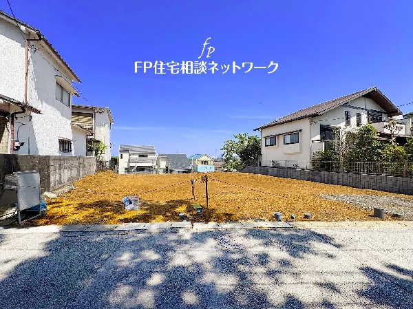 外観:南道路に面した敷地は、道路と高低差が無く幅員も4.5ｍあり車通りも少なく、お車の運転が苦手な方でも安心です。