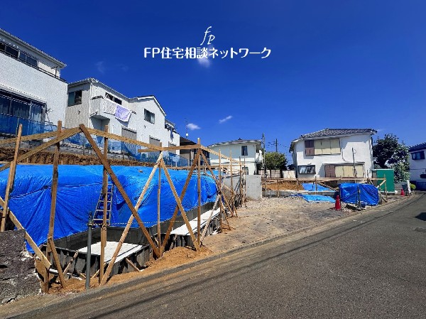 外観:閑静な住宅街に位置し前面道路は車の通りも少ないので小さなお子様がいらっさるご家庭でも安心です。