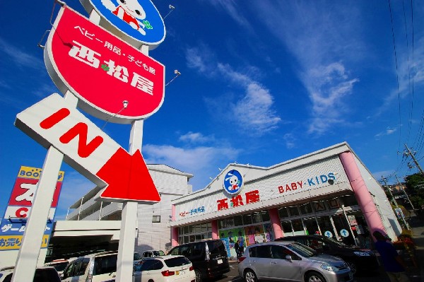 周辺環境:西松屋川崎長沢店(駐車場も19台分あり、10時~20時まで営業しております。これから子育てのご家庭には助かるお店。子供の成長は早いので低価格衣料品が必須です。)