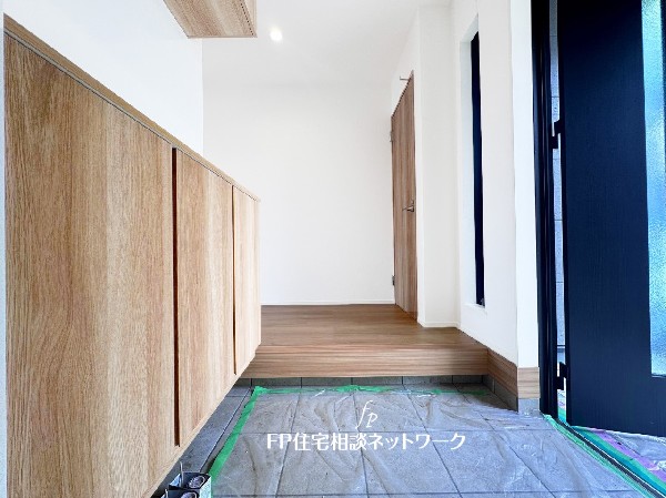 玄関ホールがスッキリ広々としていると帰る時も出ていく時も気持ちが良い。来客を出迎える玄関が綺麗ならその家の印象が良くなる。