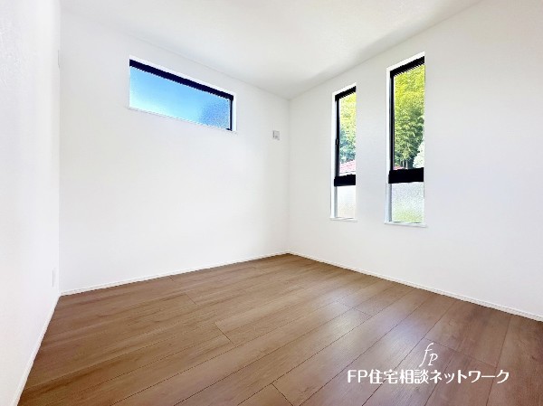 2面採光でお部屋の隅々まで明るい印象の居室。おひさまの光を、爽やかな風をたっぷりと取り込めます。居室内はいつも明るいので、毎日の生活も自然と明るくなりますね。