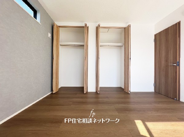 収納力が豊富な大型クローゼット。普段着やスーツはもちろんのこと、コート類などもしっかり掛けられます。奥行きもあり、部屋がスッキリしますね。