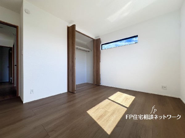 白を基調にしたフローリングは心地よく飽きのない色合いで、カーテン、家具などのインテリアを合わせやすいのもうれしい。