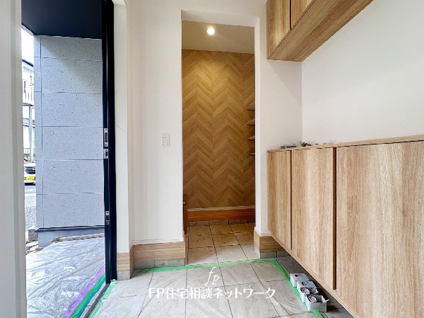 大容量のシューズクローゼットが嬉しい住まい。ご家族全員の靴はもちろん、お子様のおもちゃやベビーカー、ゴルフバック、洗車用品などスッキリまとめて収納できます。