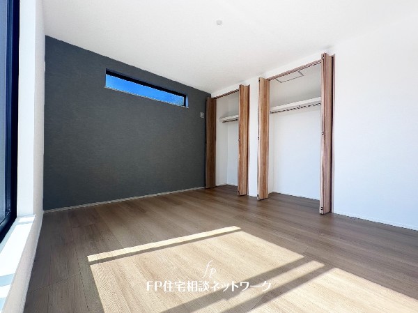 全居室には大型の収納クローゼットを完備。普段使いのお洋服や小物はもちろん、季節物のお洋服などもしっかりと整理整頓出来る。居室空間を隅々まで使えるのが嬉しい。