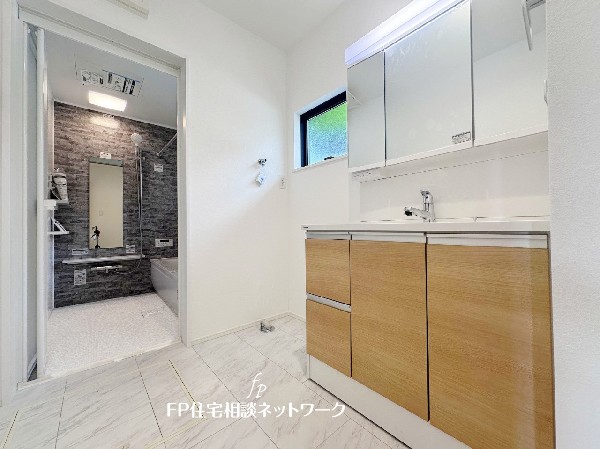 鏡の裏に収納棚を確保した三面鏡を採用。化粧品や歯ブラシなどを機能的に収納。また、三面鏡の本当の利点は三枚の鏡を合わせることで、頭の側面や背面が見れること。