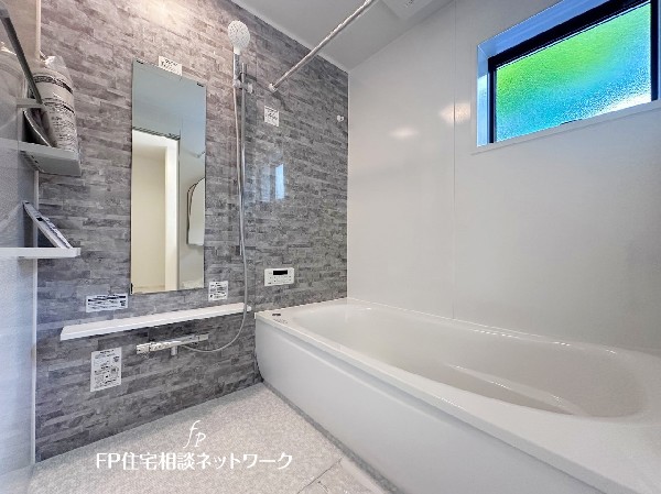 ゆったり入れる一坪バス。足を伸ばして入れるサイズは一日の疲れを癒すのに嬉しい広さ。お子様と一緒の入浴でも充分な広さです。